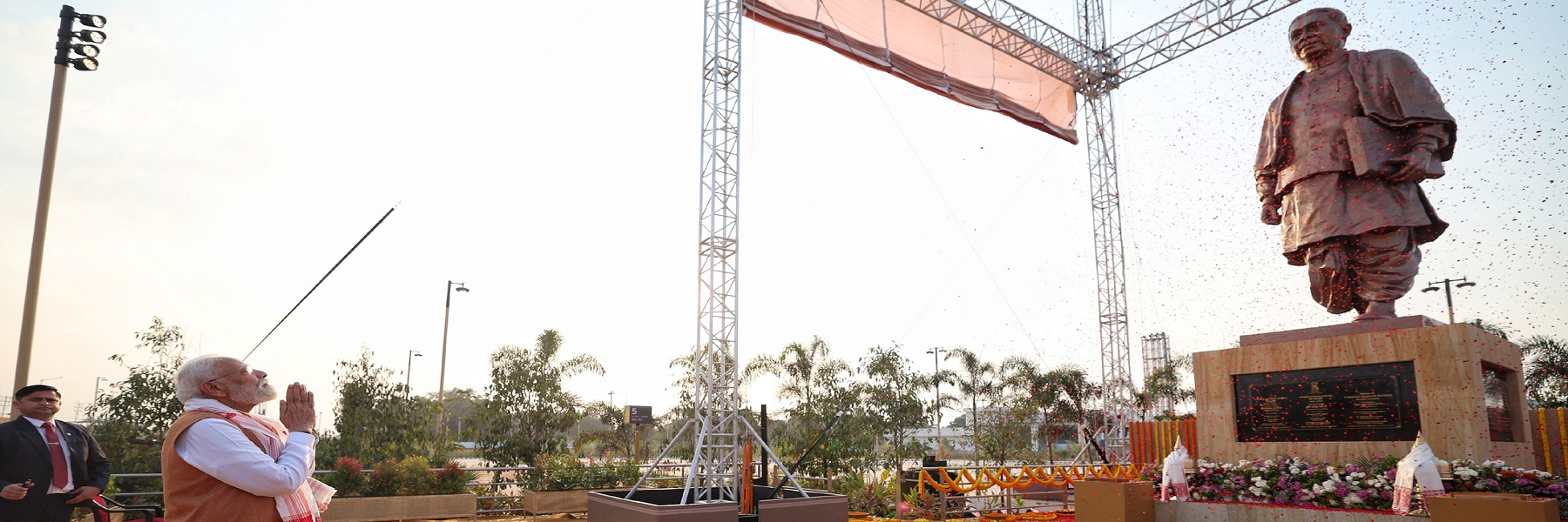 PM at the unveiling of the statue of Bharat Ratna Lokpriya Gopinath Bordoloi, in Guwahati, Assam
