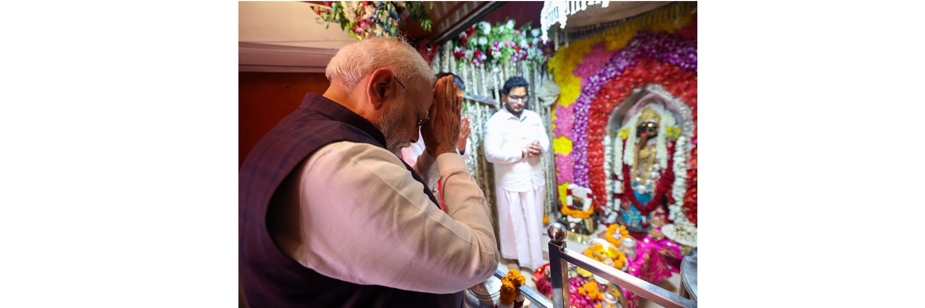 प्रधानमंत्री ने उत्तराखंड के देहरादून में जय मां डाट काली मंदिर में दर्शन और पूजा की