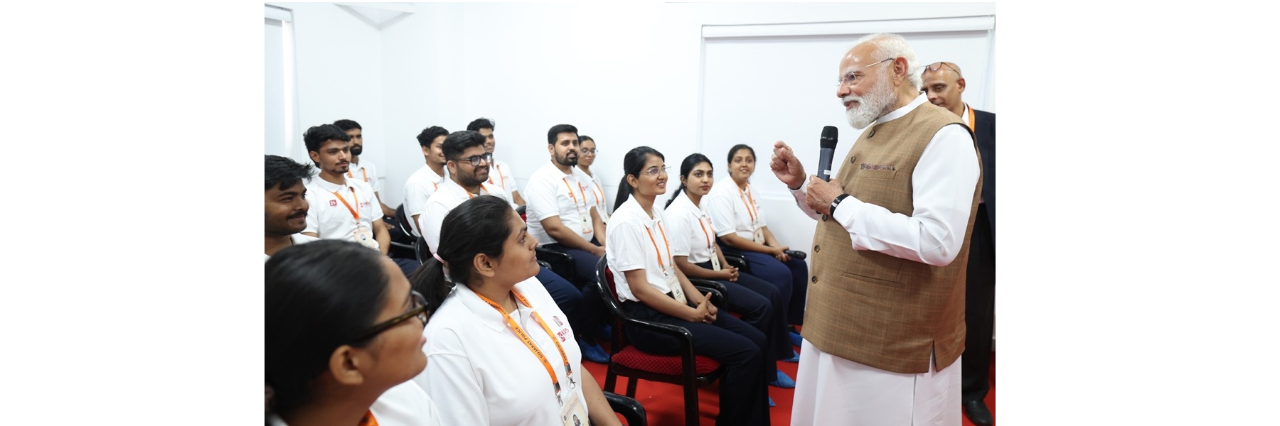 PM interacts with Operators and Engineers in Sanand, Gujarat